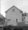 Fotograf fotar fotograf vid arkeologiska undersökningar av Hagatorget i Söderköping 1962. Den våghalsiga fotografen har lutat stegen mot fastigheten Storgatan 9.