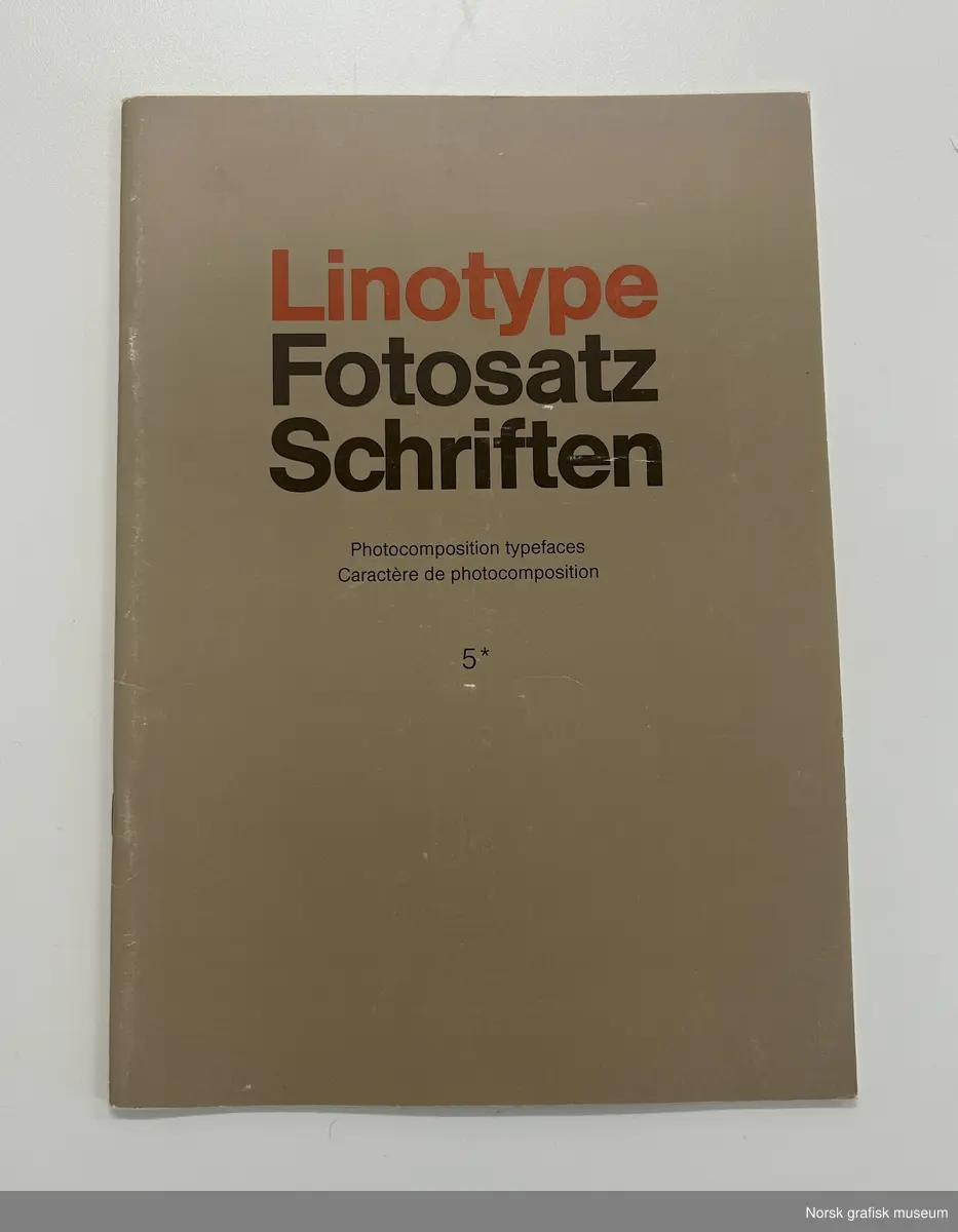 Hefte, en skriftkatalog. Tittel: Linotype Fotosatz Schriften Photocomposition typefaces Caractère de photocomposition 5*.