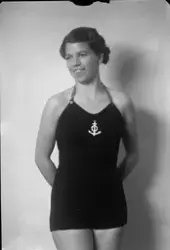 Modell med baddräkt, förmodligen tillverkad i ylle.
Fotograf