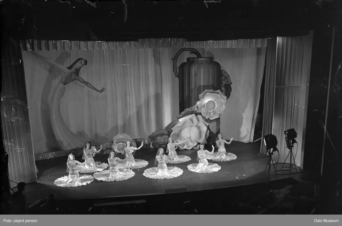 Chat Noirs ballett i forestillingen "Orfeus i undergrunnen".