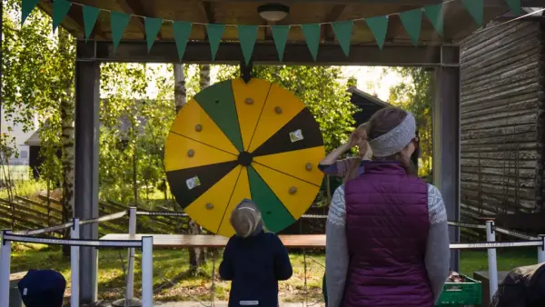 Barn med ryggen til, spinner lykkehjul på Barnas Høstfestival