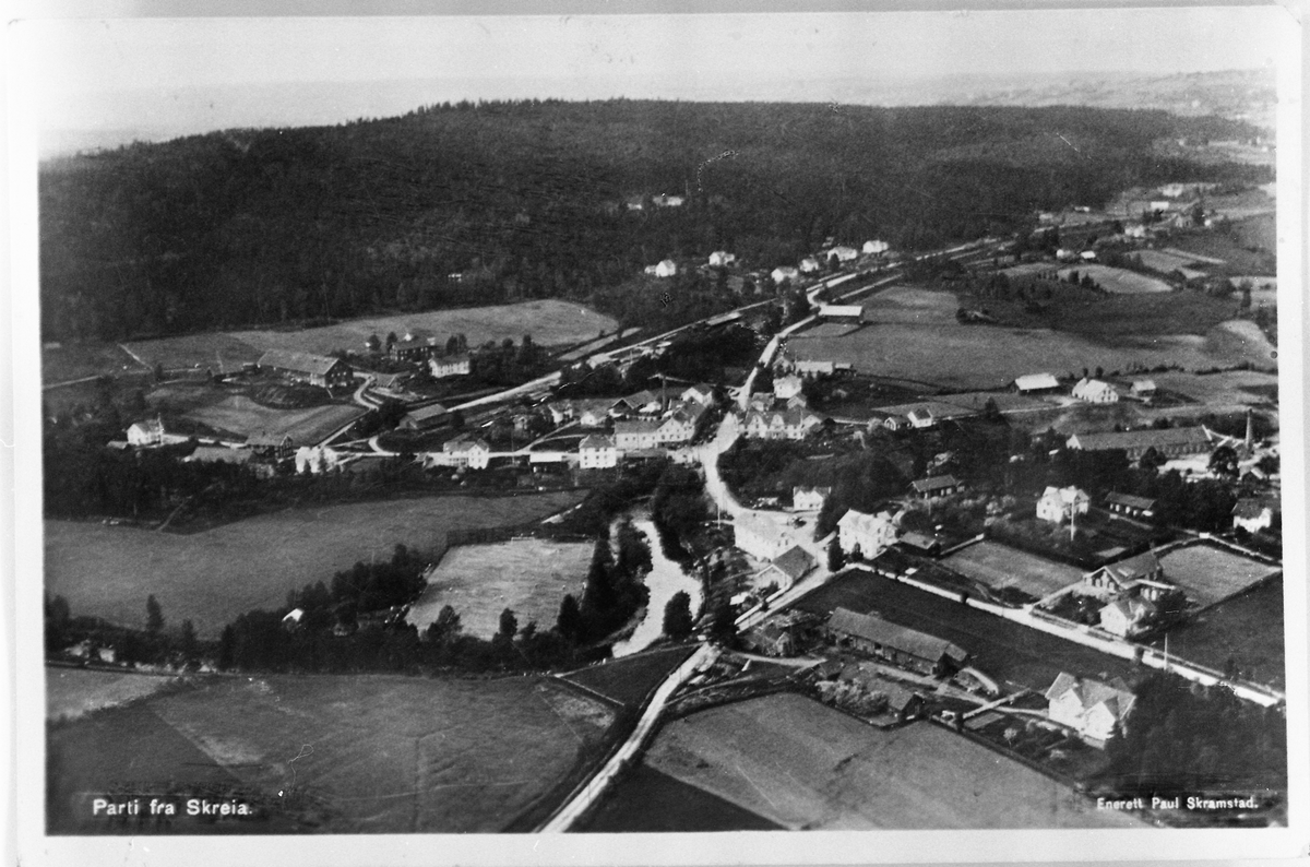 Postkort som viser flyfoto over Skreia sentrum (Østre Toten) ca. 1938-39.