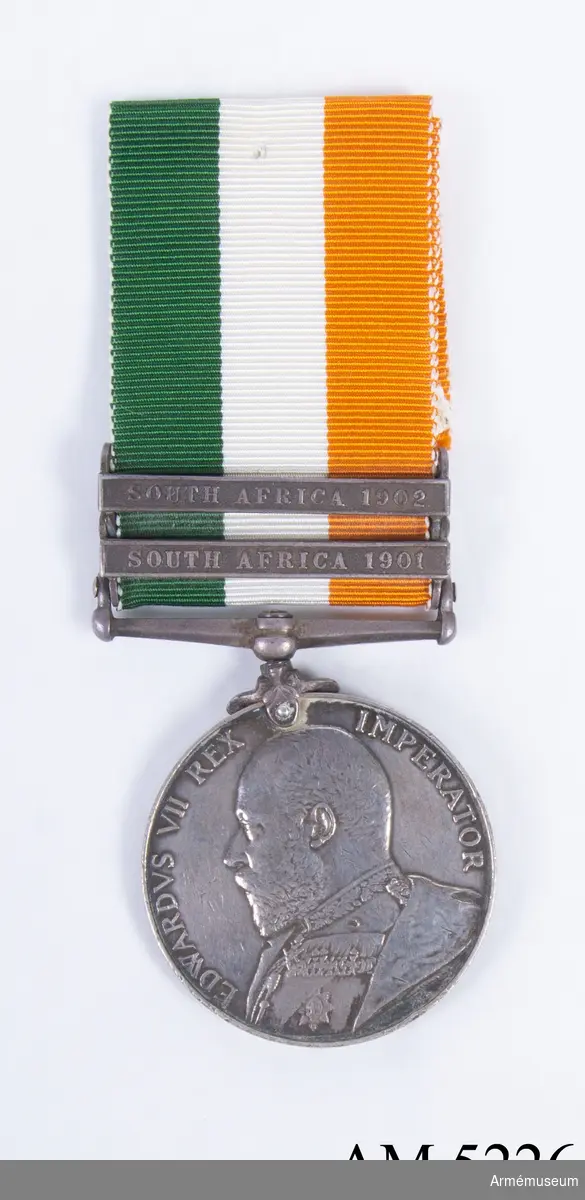 Medalj av silver med två spännen på bandet:
"SOUTH AFRICA 1901" och "SOUTH AFRICA 1902".

Framsidan visar kung Edward VII, i fältmarskalksuniform och vänd åt vänster, med texten "EDWARDVS VII REX IMPERATOR".

Baksidan visar Britannia som håller unionsflaggan i sin vänstra hand och en lagerkrans i sin högra hand. I bakgrunden till höger finns trupper som marscherar inåt landet från kusten. I den vänstra bakgrunden finns två krigsmän, med Neptunus Trident och Britannias sköld på marken i förgrunden. På ovansidan står "SOUTH AFRICA".

Bandet är 32 millimeter brett, med ett 11 millimeter brett grönt band, ett 10 millimeter brett vitt band och ett 11 millimeter brett orange band. Färgerna på bandet representerar de länder där kampanjen ägde rum, grönt och vitt för Sydafrikanska republiken och orange och vitt för Orange Free State.

Mottagarens namn och detaljer är präglade på medaljens kant; 5058 Pte J. Cox Leinster regi.