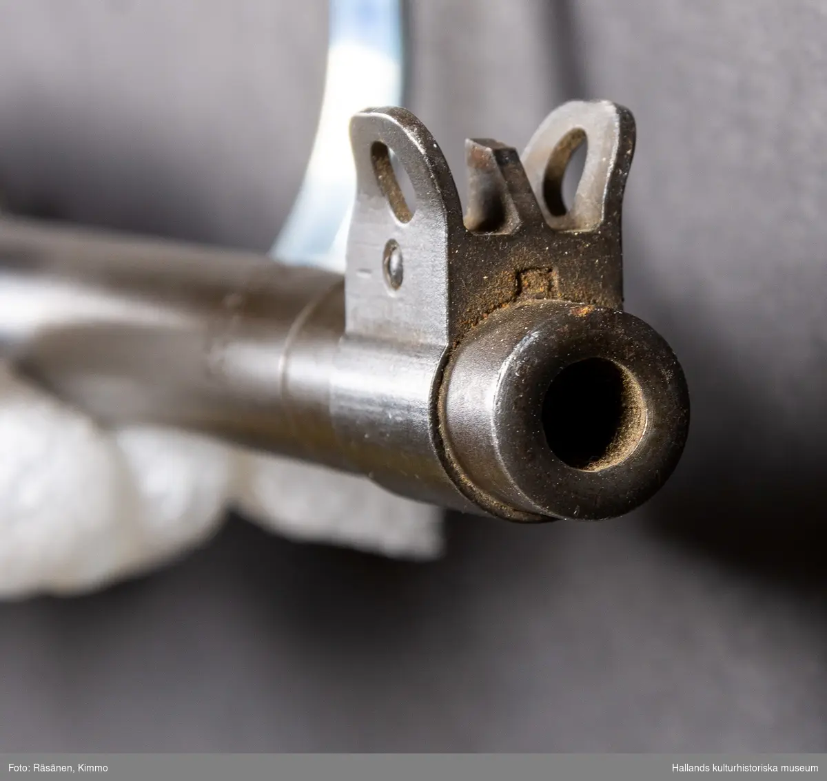 Maskingevär, halvautomatisk. Med kolv och handgrepp i ett stycke.Märkt över slutstycket: "U.S. CARBINE CAL. 30 MI". Märkt vid siktet: "INLAND DIV 5235820". Märkt på pipan: "INLAND MFG. DIV GENERAL MOTORS 5-44."