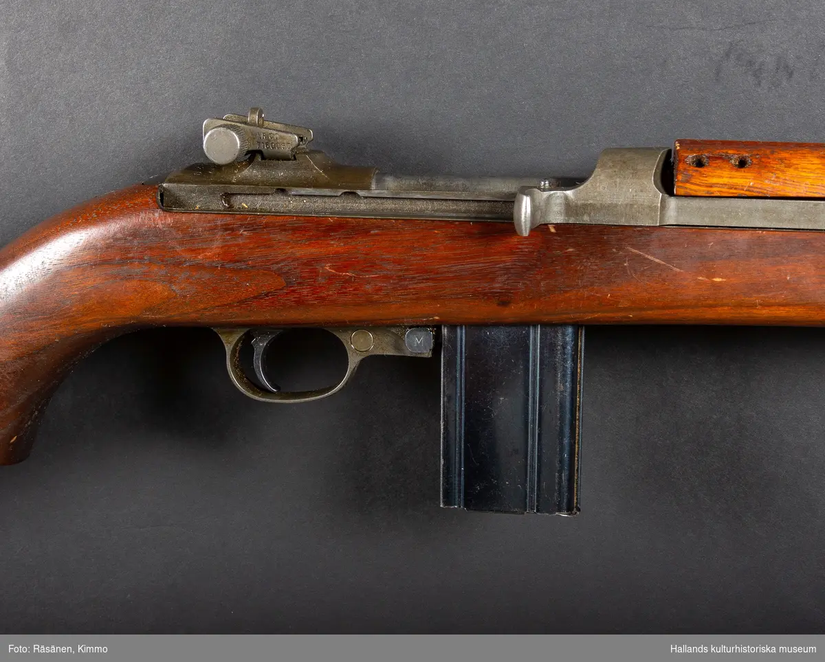 Maskingevär, halvautomatisk. Med kolv och handgrepp i ett stycke.Märkt över slutstycket: "U.S. CARBINE CAL. 30 MI". Märkt vid siktet: "INLAND DIV 5235820". Märkt på pipan: "INLAND MFG. DIV GENERAL MOTORS 5-44."