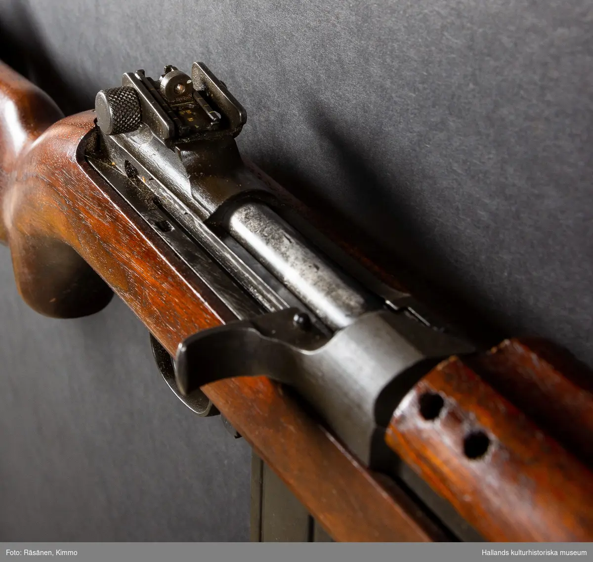 Maskingevär, halvautomatisk. Med kolv och handgrepp i ett stycke.Märkt över slutstycket: "U.S. CARBINE CAL. 30 MI". Märkt vid siktet: "INLAND DIV 5235820". Märkt på pipan: "INLAND MFG. DIV GENERAL MOTORS 5-44."