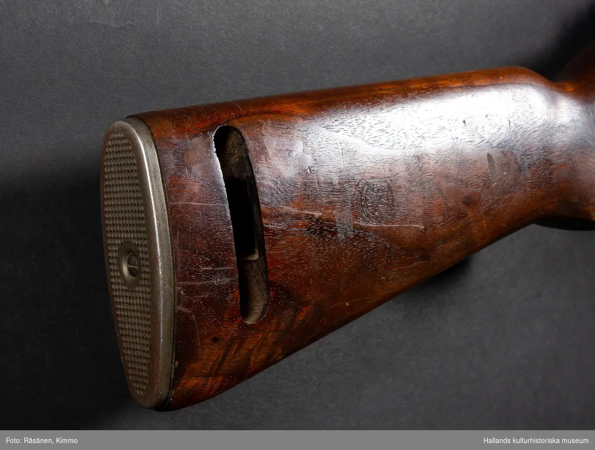 Maskingevär, halvautomatisk. Med kolv och handgrepp i ett stycke.Märkt över slutstycket: "U.S. CARBINE CAL. 30 MI". Märkt vid siktet: "INLAND DIV 5235820". Märkt på pipan: "INLAND MFG. DIV GENERAL MOTORS 5-44."