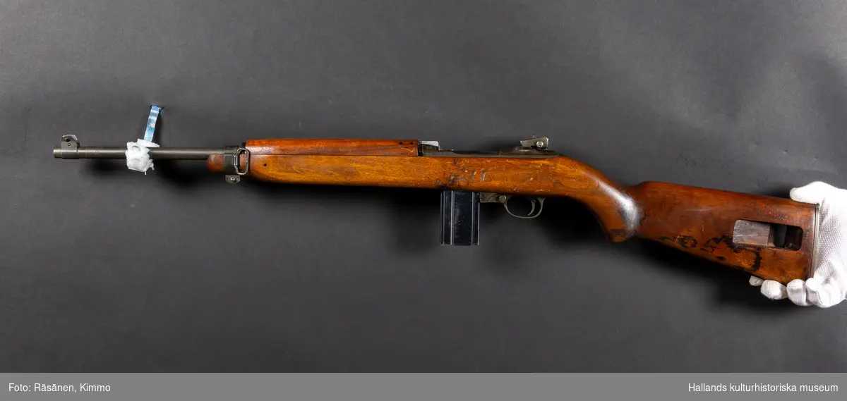 Maskingevär, halvautomatisk. Med kolv och handgrepp i ett stycke.Märkt över slutstycket: "U.S. CARBINE CAL. 30 MI". Märkt vid siktet: "INLAND DIV 5235820". Märkt på pipan: "INLAND MFG. DIV GENERAL MOTORS 5-44."