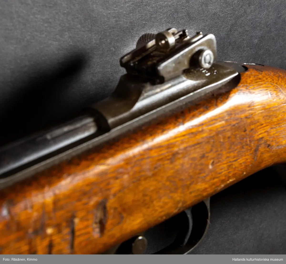 Maskingevär, halvautomatisk. Med kolv och handgrepp i ett stycke.Märkt över slutstycket: "U.S. CARBINE CAL. 30 MI". Märkt vid siktet: "INLAND DIV 5235820". Märkt på pipan: "INLAND MFG. DIV GENERAL MOTORS 5-44."