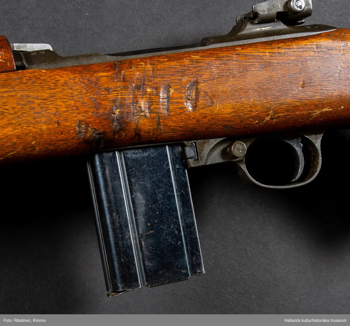 Maskingevär, halvautomatisk. Med kolv och handgrepp i ett stycke.Märkt över slutstycket: "U.S. CARBINE CAL. 30 MI". Märkt vid siktet: "INLAND DIV 5235820". Märkt på pipan: "INLAND MFG. DIV GENERAL MOTORS 5-44."