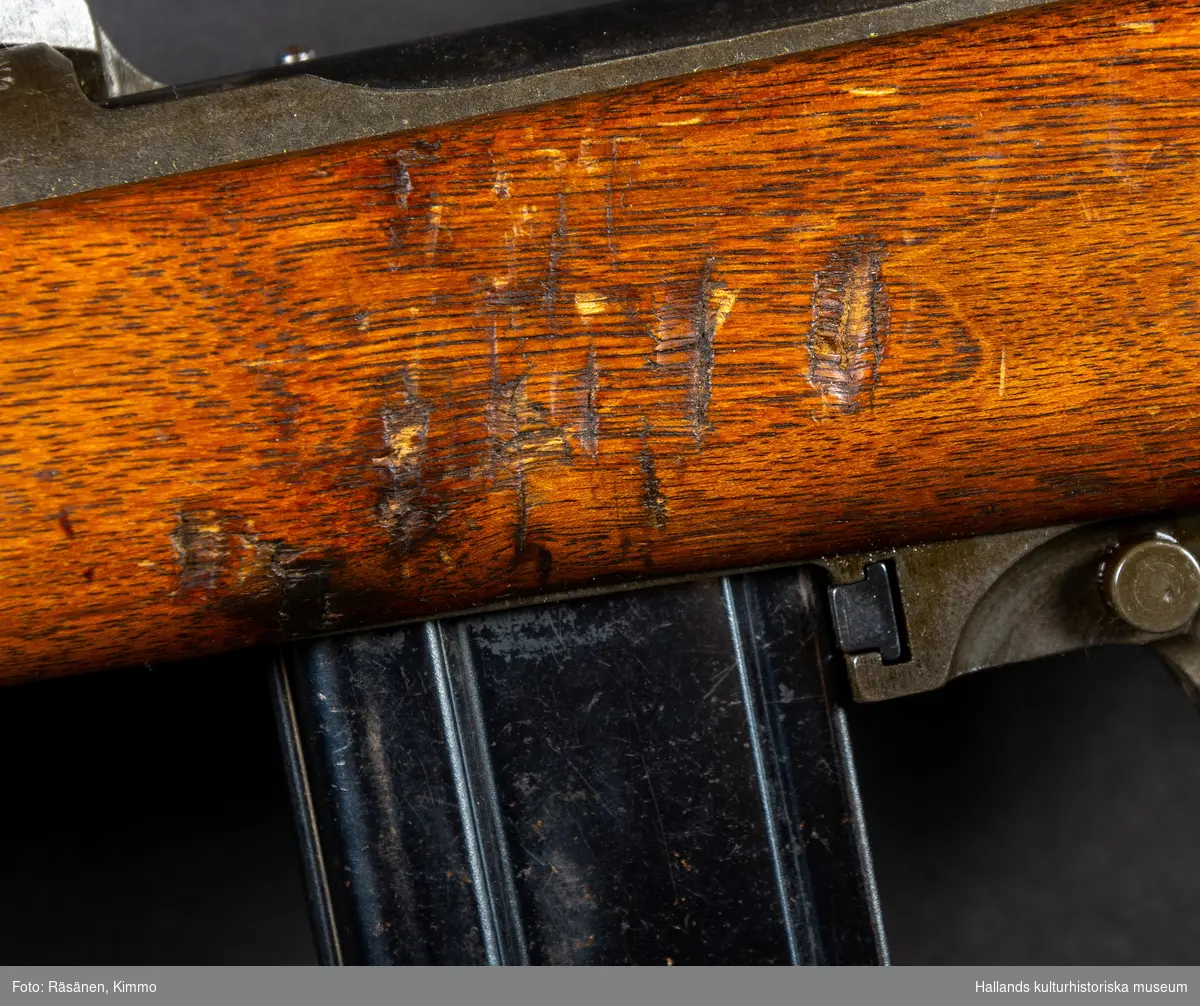 Maskingevär, halvautomatisk. Med kolv och handgrepp i ett stycke.Märkt över slutstycket: "U.S. CARBINE CAL. 30 MI". Märkt vid siktet: "INLAND DIV 5235820". Märkt på pipan: "INLAND MFG. DIV GENERAL MOTORS 5-44."