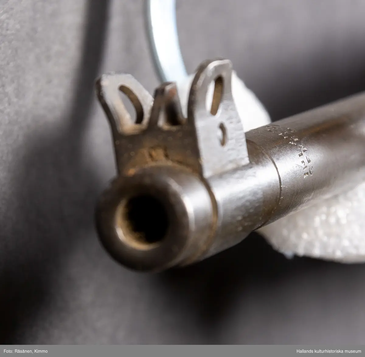 Maskingevär, halvautomatisk. Med kolv och handgrepp i ett stycke.Märkt över slutstycket: "U.S. CARBINE CAL. 30 MI". Märkt vid siktet: "INLAND DIV 5235820". Märkt på pipan: "INLAND MFG. DIV GENERAL MOTORS 5-44."