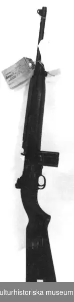Maskingevär, halvautomatisk. Med kolv och handgrepp i ett stycke.Märkt över slutstycket: "U.S. CARBINE CAL. 30 MI". Märkt vid siktet: "INLAND DIV 5235820". Märkt på pipan: "INLAND MFG. DIV GENERAL MOTORS 5-44."