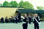 Arméns musikkår står intill kägelbanan på Skansen i samband med Tobaks- och Tändsticksmuseums invigning år 2000.