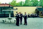 Arméns musikkår befinner sig på Skansen i samband med Tobaks- och Tändsticksmuseums invigning år 2000.