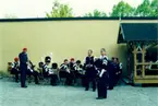 Arméns musikkår sitter vid kägelbanan på Skansen i samband med Tobaks- och Tändsticksmuseums invigning år 2000.