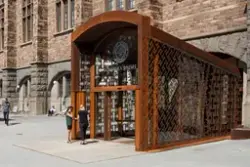 Exteriörer från Nordiska museets västra sida, bakgården, med