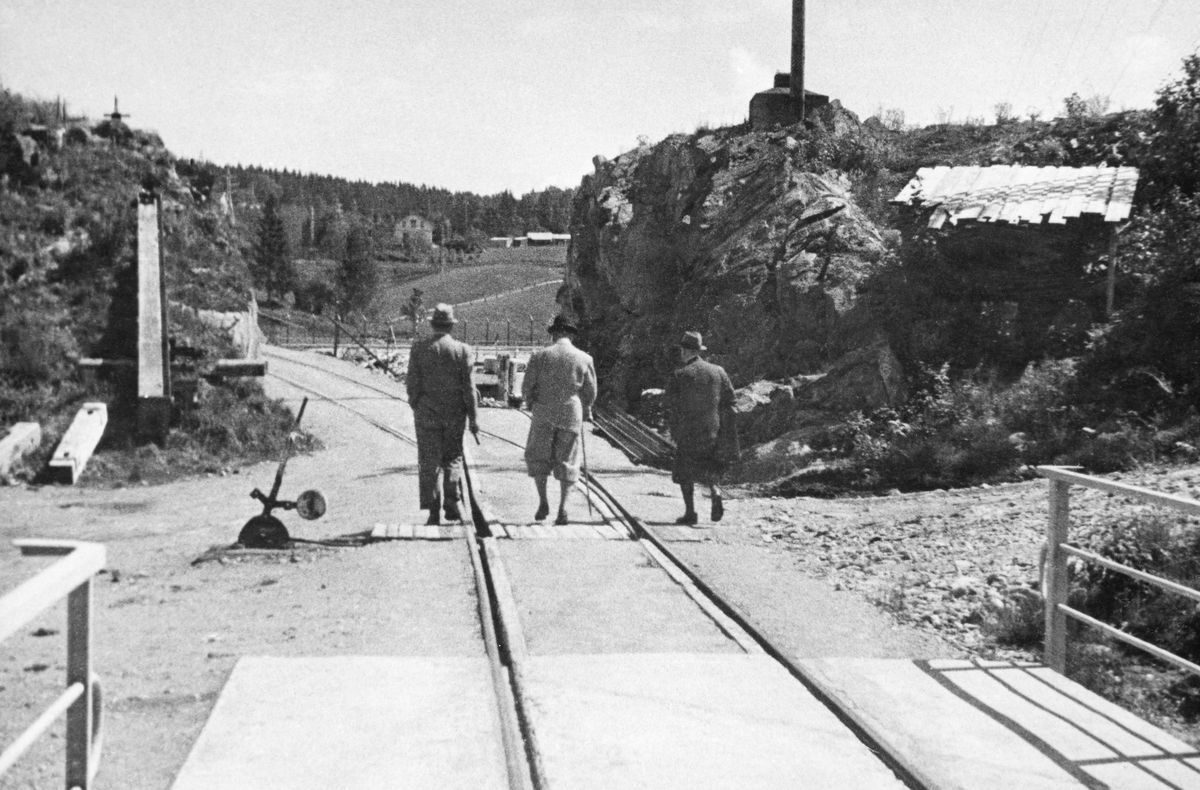 Tre personer på jernbanelinjen til kraftstasjonen?