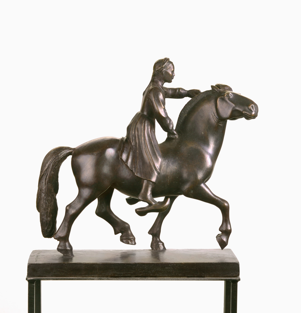 Jente sitjande på hest, i heilfigur.