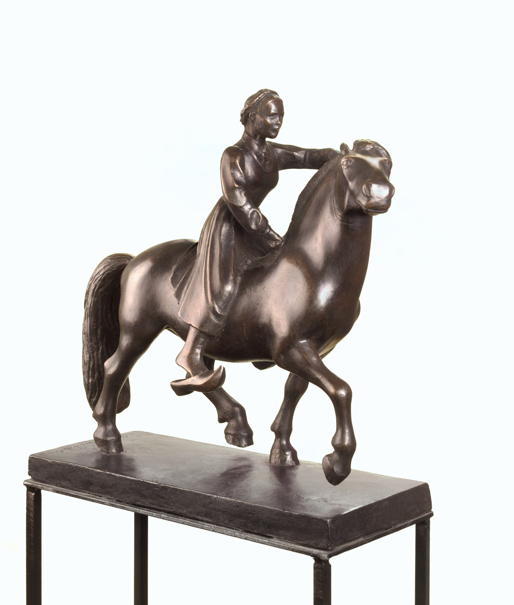 Jente sitjande på hest, i heilfigur.