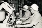 Cigarillen Puck tillverkas i en komplettmaskin i Tobaksmuseet på Skansen av fröken Vera Klang och fru Britta Ringdahl, 1960-tal.