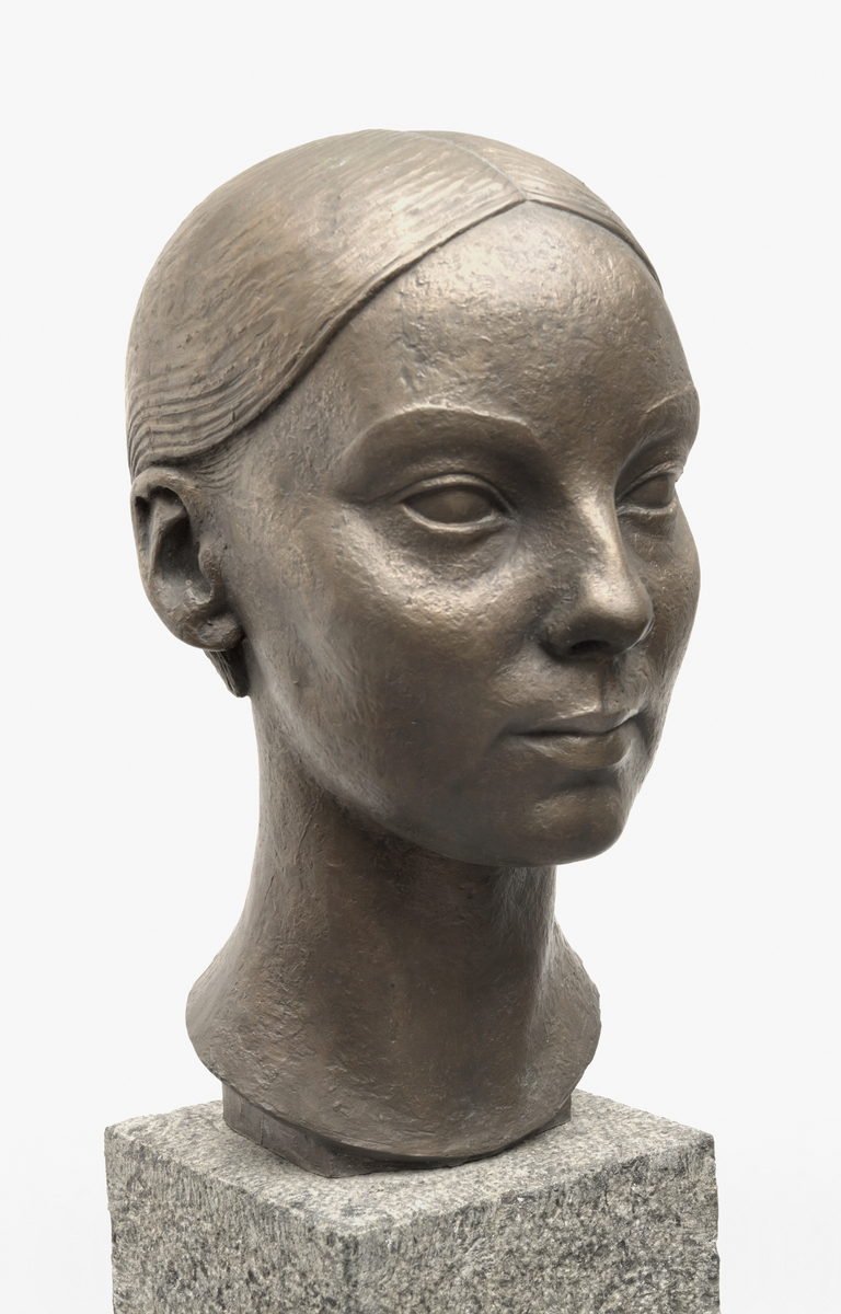 Hovud og halsparti av ung kvinne.