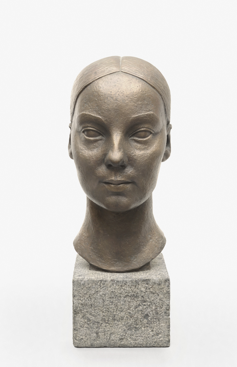 Hovud og halsparti av ung kvinne.