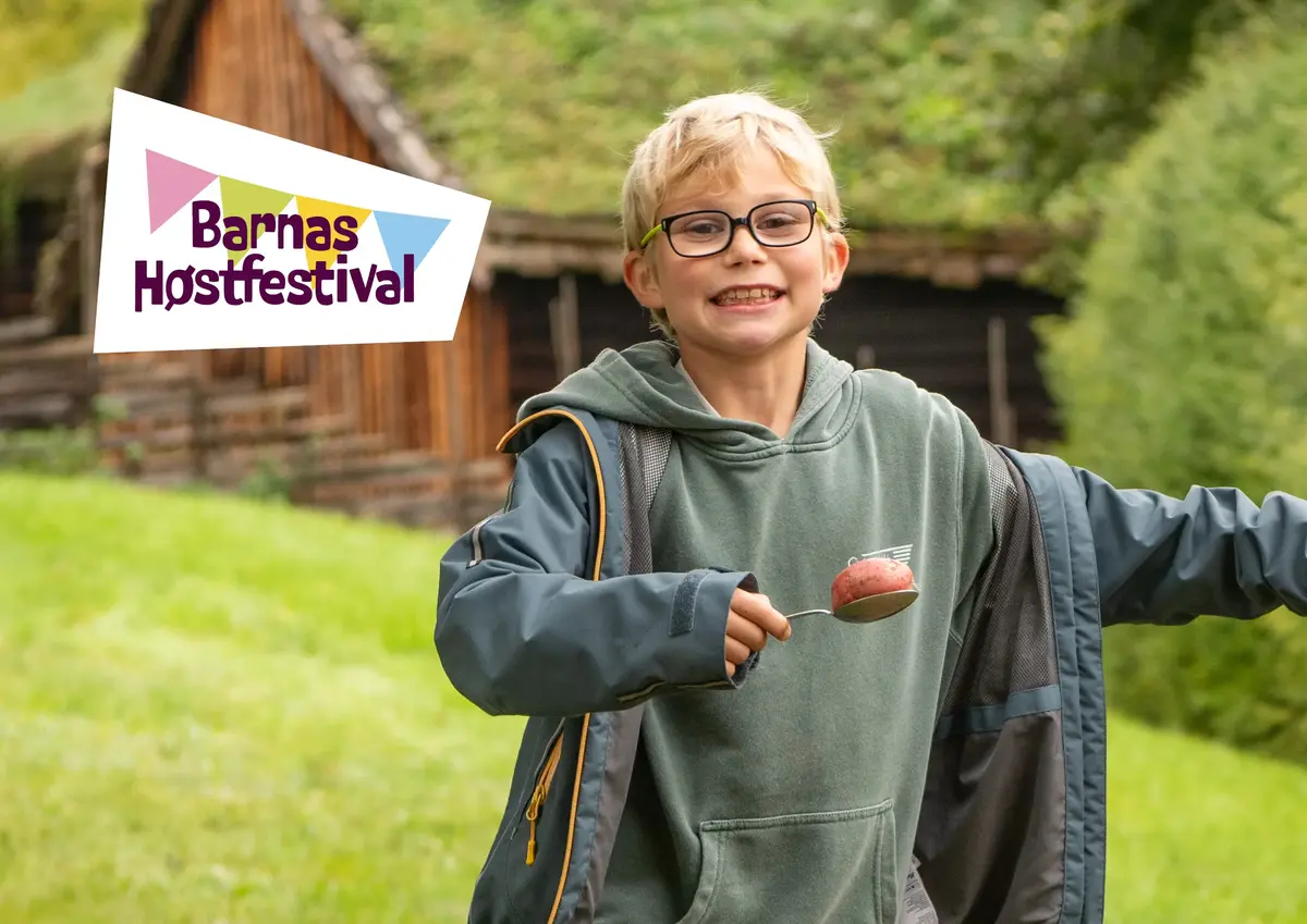 En gutt løper med en skje med en potet i hånden