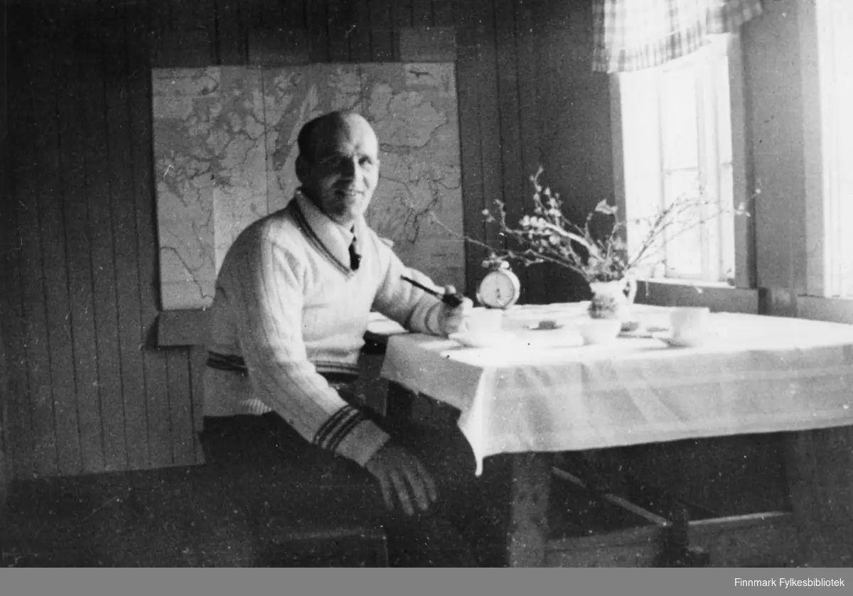 Selvportrett av avdelingsingeniør Eilif Lindjordet i oppsynsmanns brakka på Skiippagurra i juni 1941.