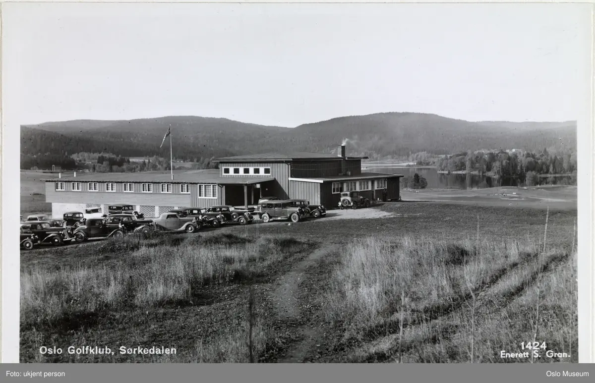 Oslo Golfklubb, klubbhus, biler, golfbane, kulturlandskap, vann, skog