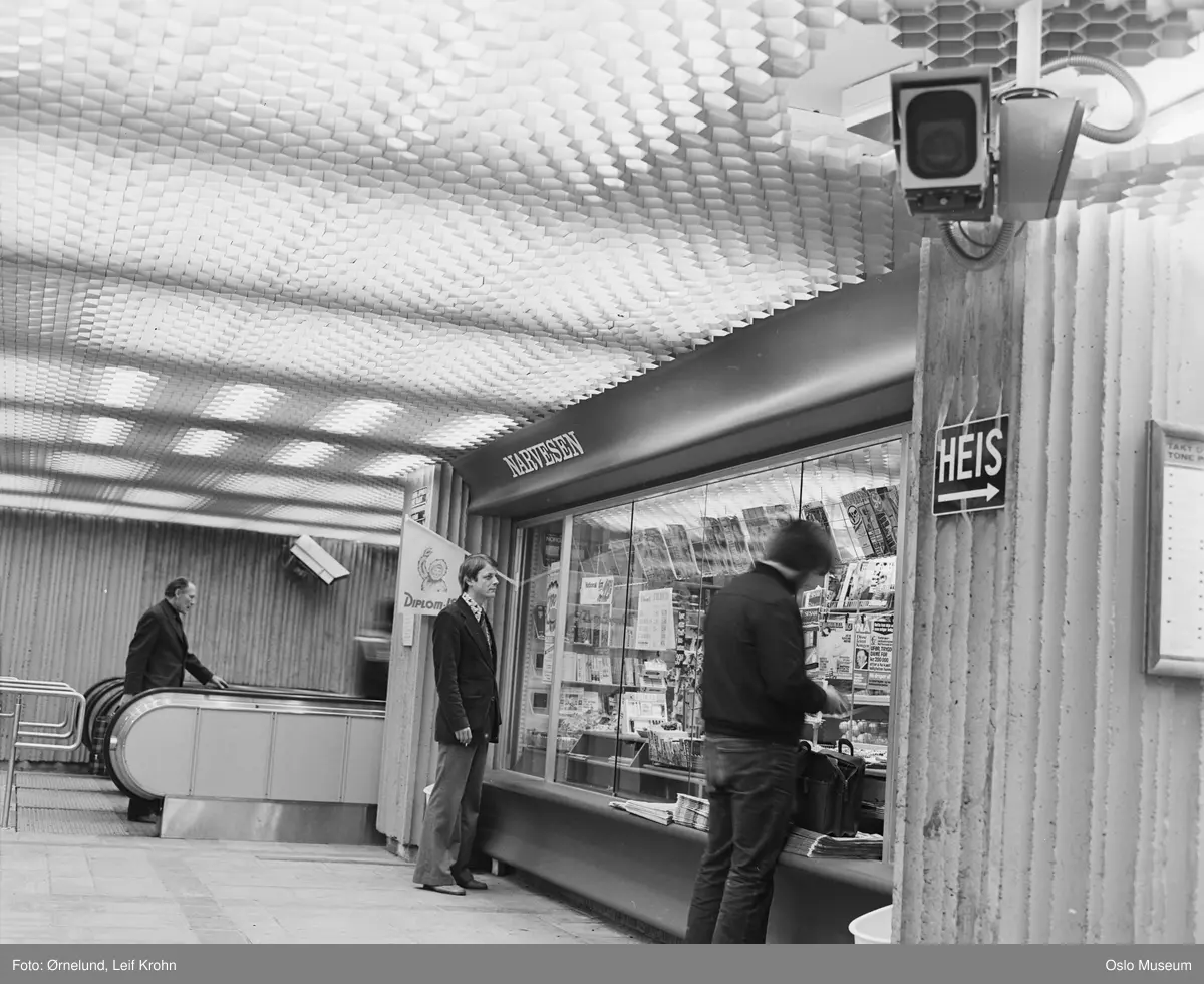 Sentrum T-banestasjon, interiør, Narvesen-kiosk, mennesker