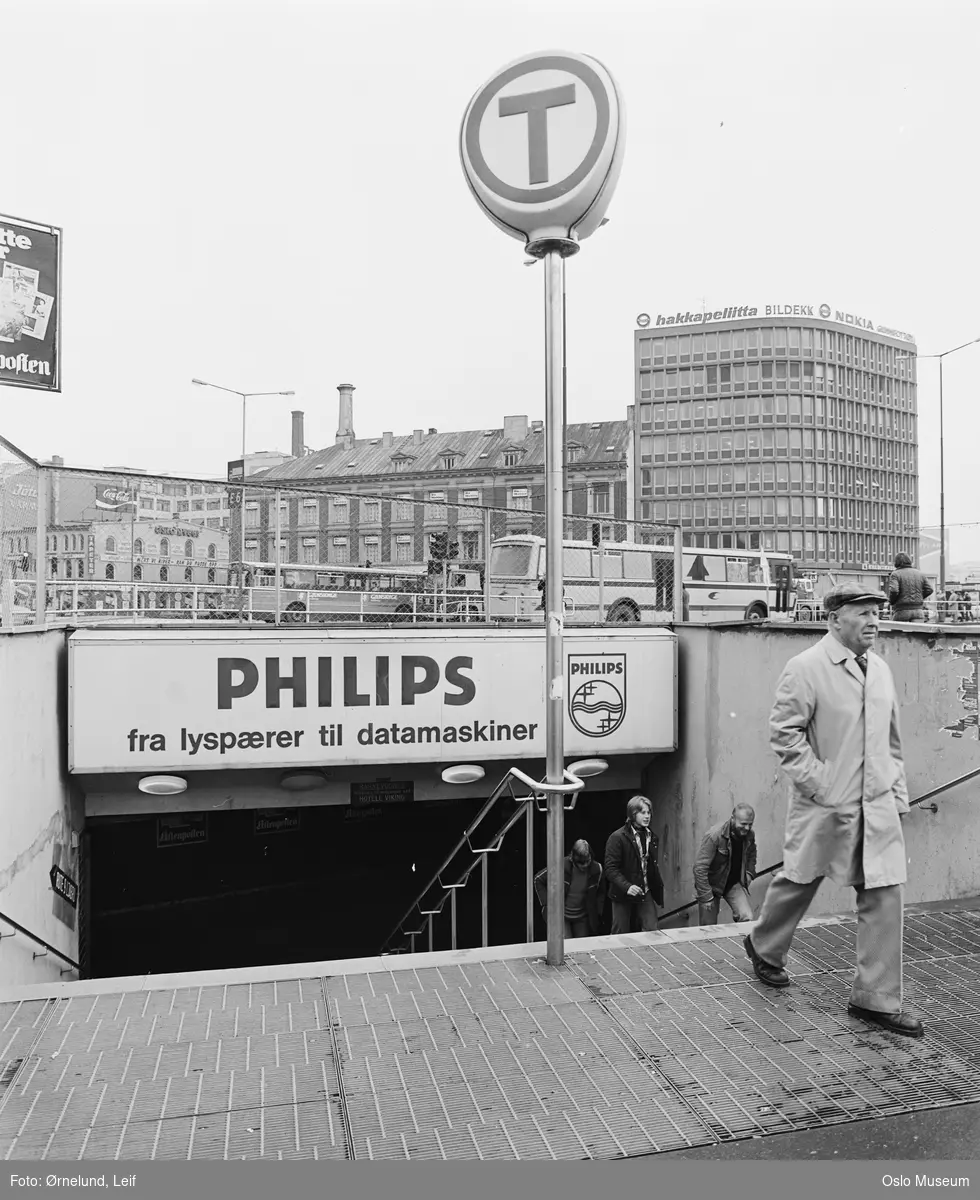 Jernbanetorget T-banestasjon, nedgang, trapp, mennesker, reklameplakater, forretningsgårder