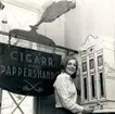 I nyinredda Tobaksmuseet på Skansen kan man köpa cigariller och cigaretter i denna gamla tobaksautomat från 1910-talet. BIld tagen på 60-talet.