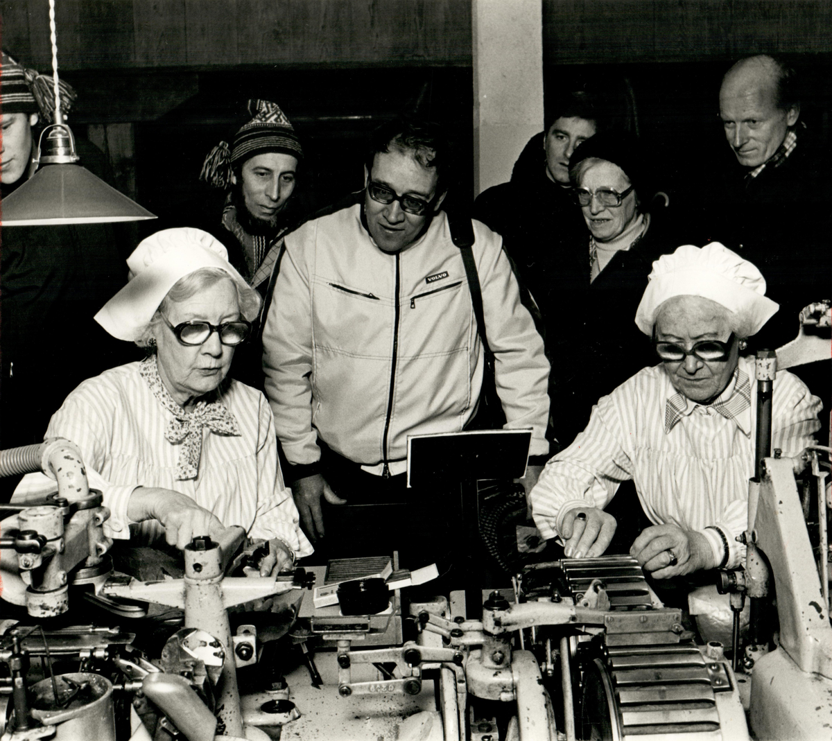 Museibesökare ser på när tobaksfabrikanter tillverkar Puck-cigariller i "fabriken" i Tobaksmuseet, julen 1980.