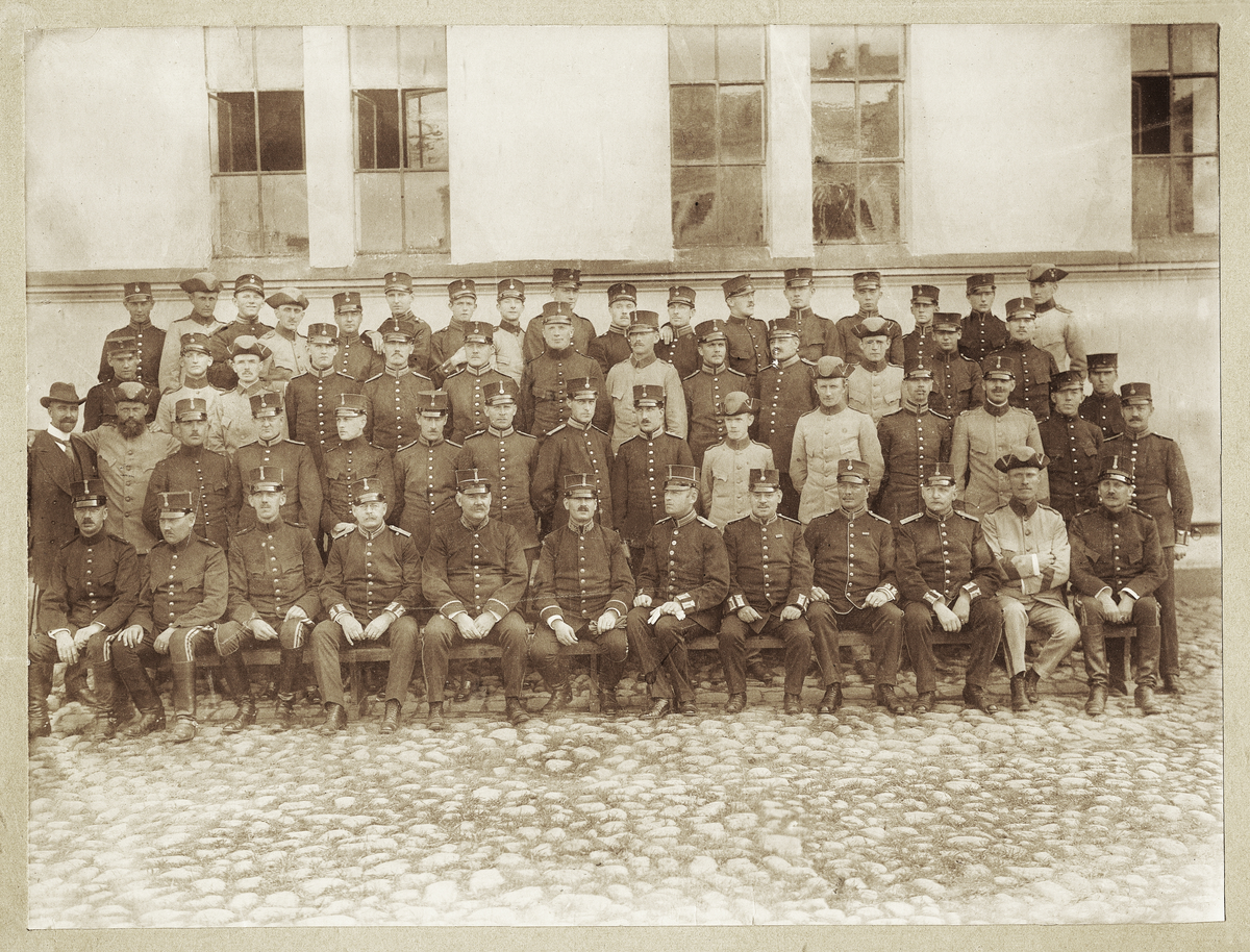 En grupp underofficerare (?) m.fl., ca 1914. 
Man är klädda i en blandning av m/95 och m/06-10. Till vänster en civilklädd man.
Okänt regemente.