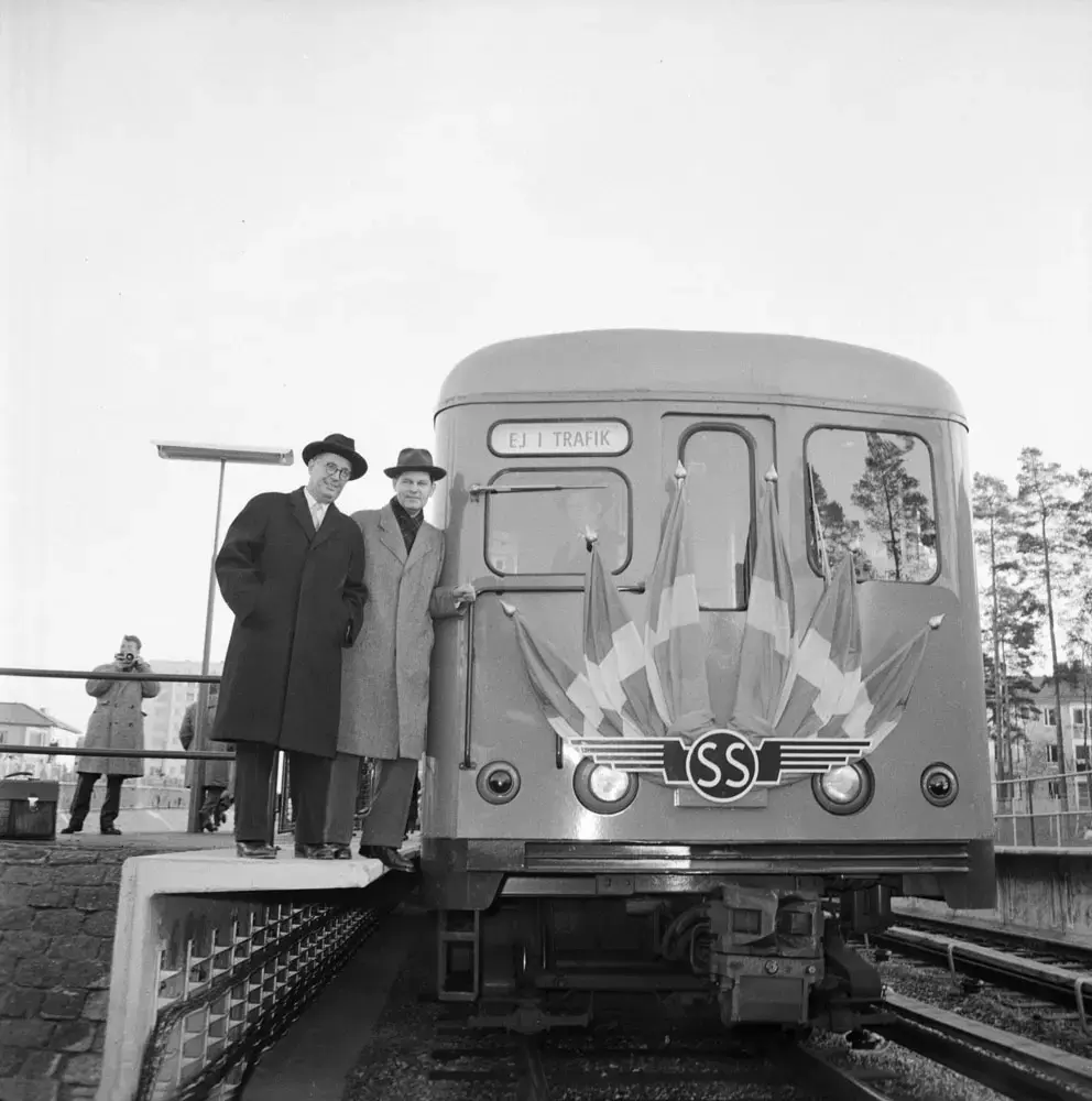 Den 19 november var det åter dags att förlänga tunnelbanan. Invigningen ägde rum dagen innan vid Bagarmossens station, sedan bar det iväg till Farsta och Hässelby Strand med dekorerat invigningståg med 300 gäster och kaffeservering ombord.