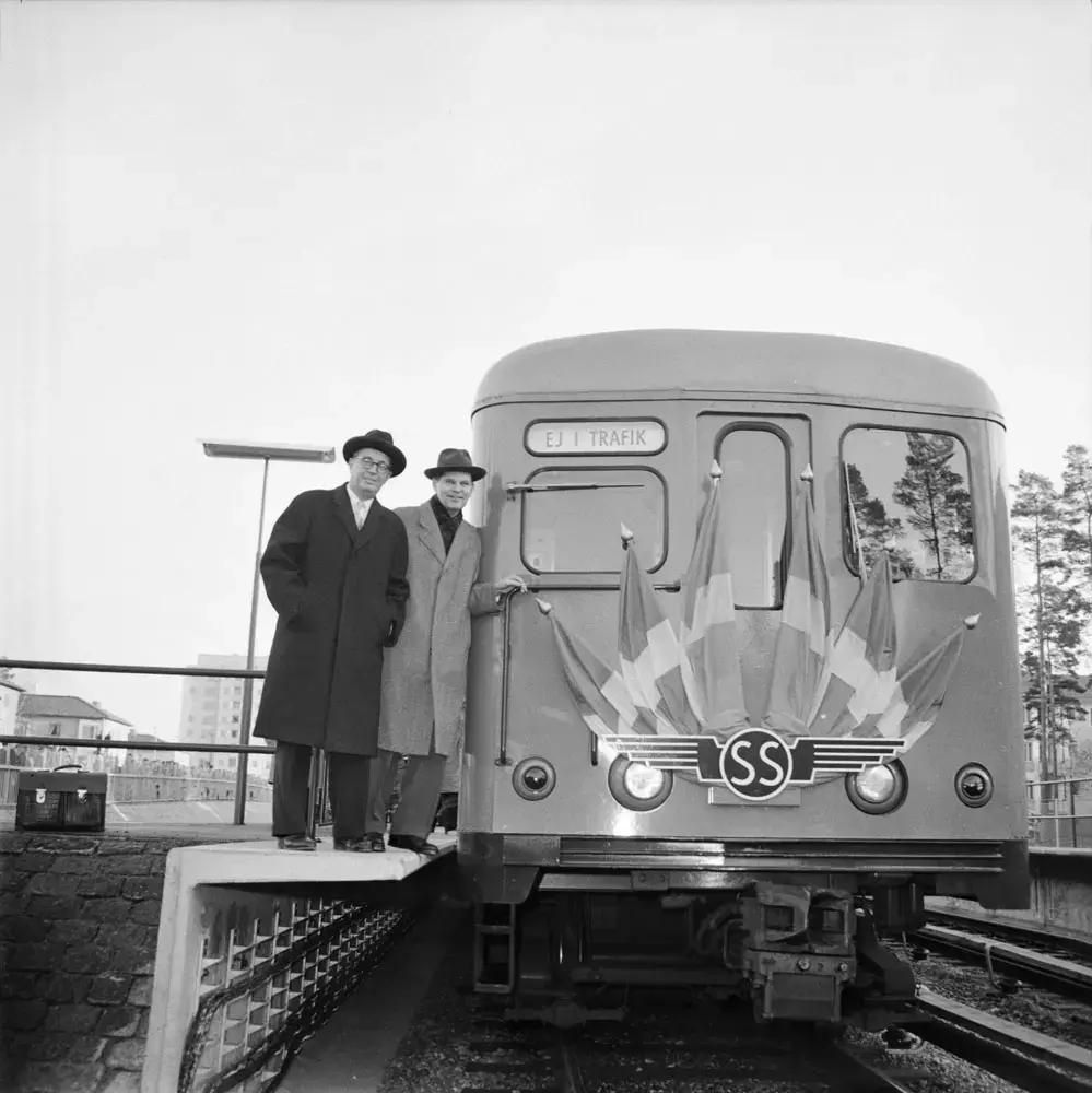Den 19 november var det åter dags att förlänga tunnelbanan. Invigningen ägde rum dagen innan vid Bagarmossens station, sedan bar det iväg till Farsta och Hässelby Strand med dekorerat invigningståg med 300 gäster och kaffeservering ombord.