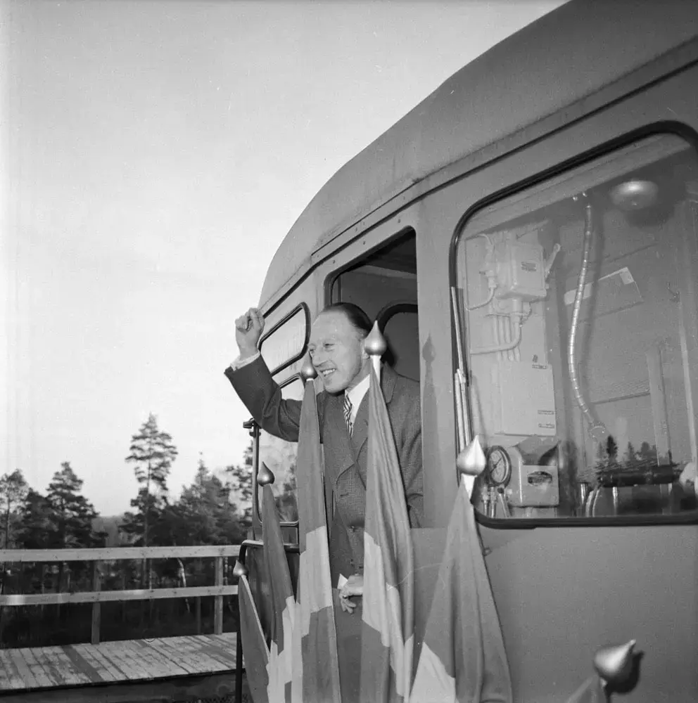 Den 19 november var det åter dags att förlänga tunnelbanan. Invigningen ägde rum dagen innan vid Bagarmossens station, sedan bar det iväg till Farsta och Hässelby Strand med dekorerat invigningståg med 300 gäster och kaffeservering ombord.