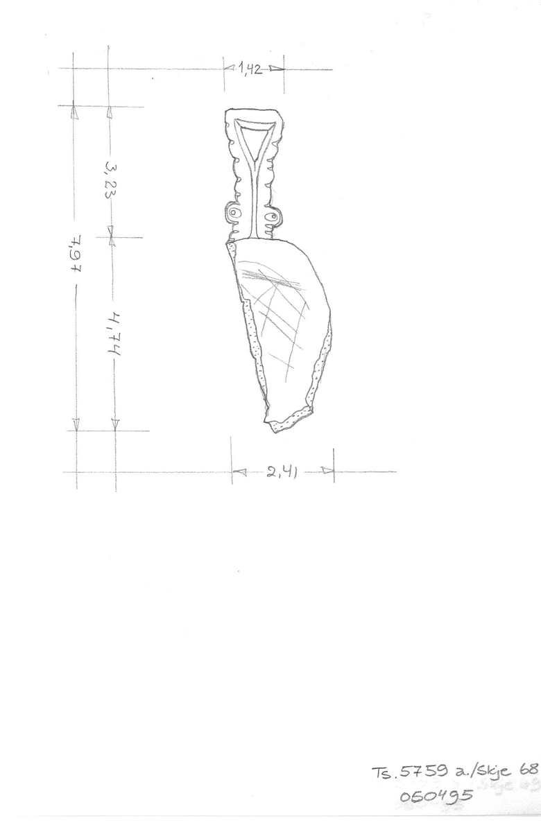 Del av beinskje, skaftet og en mindre del av skjebladet er bevart. Øvre del av skaftet er gjennomhullet og form av en trekant, og nedre mot skjebl. stikker det ut to halvsirkelform. "knopper" usymmetr. innrissing inne i skjebladet kan sees. Total l. 8 cm, skaftets l. 3,2 cm.