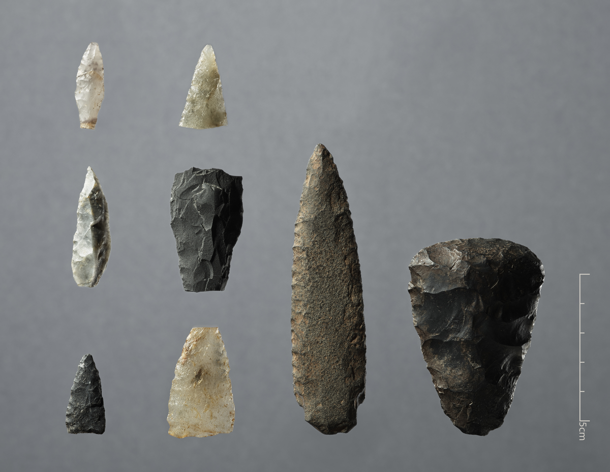 Spissfragment. Midtfragment av en lansettformet overflateretusjert spiss av svart skifer. L. 43 mm, b. 26 mm, t. 10 mm.