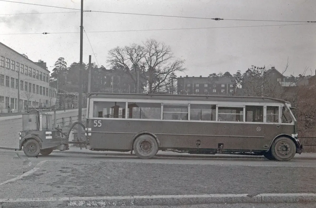 SS linje 55, äldre buss med gengassläpkärra