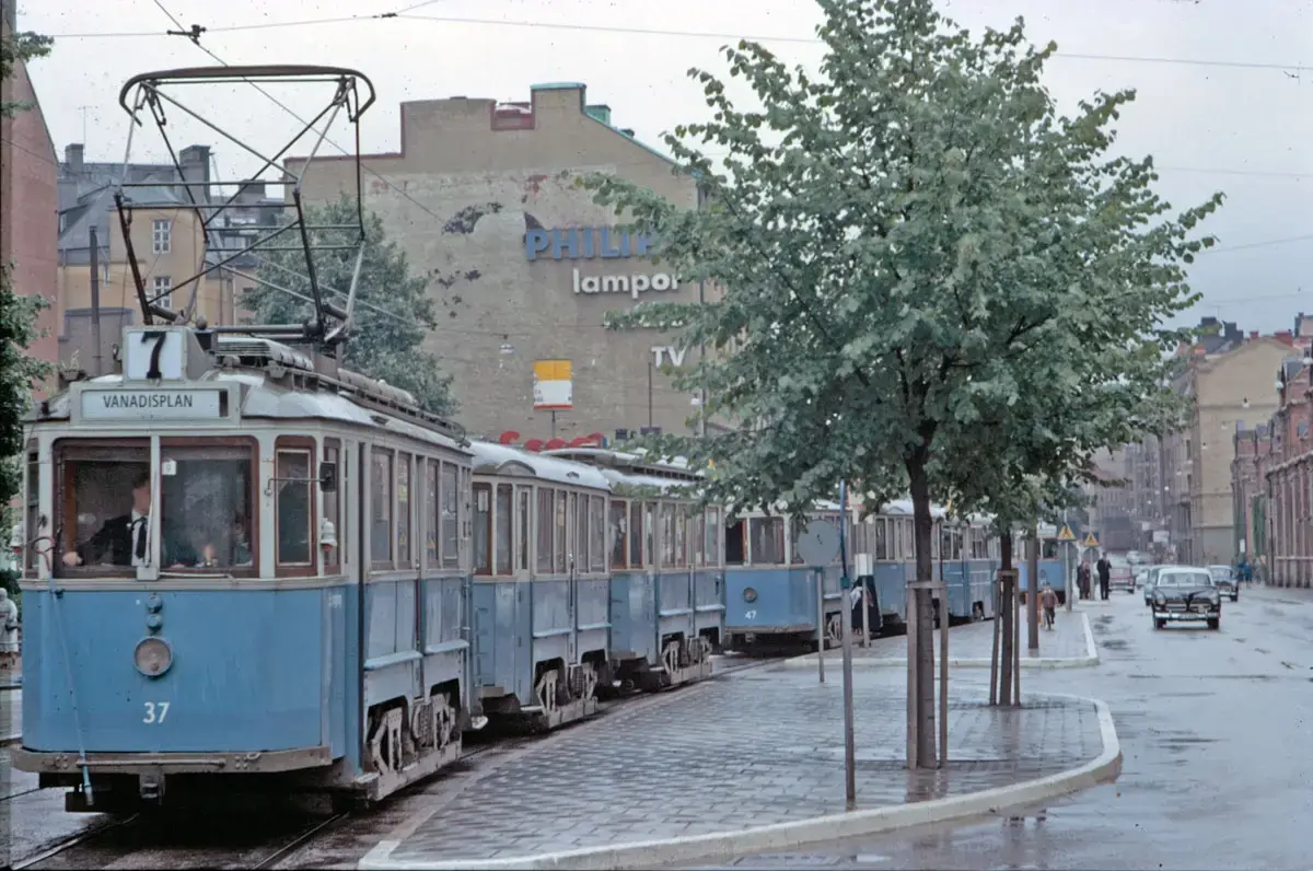 Vagn 37 hade strömavtagaren placerad på främre delen av vagnen till skillnad från övriga A4 och A5. Vagn 37 finns bevarad idag på Djurgårdslinjen.