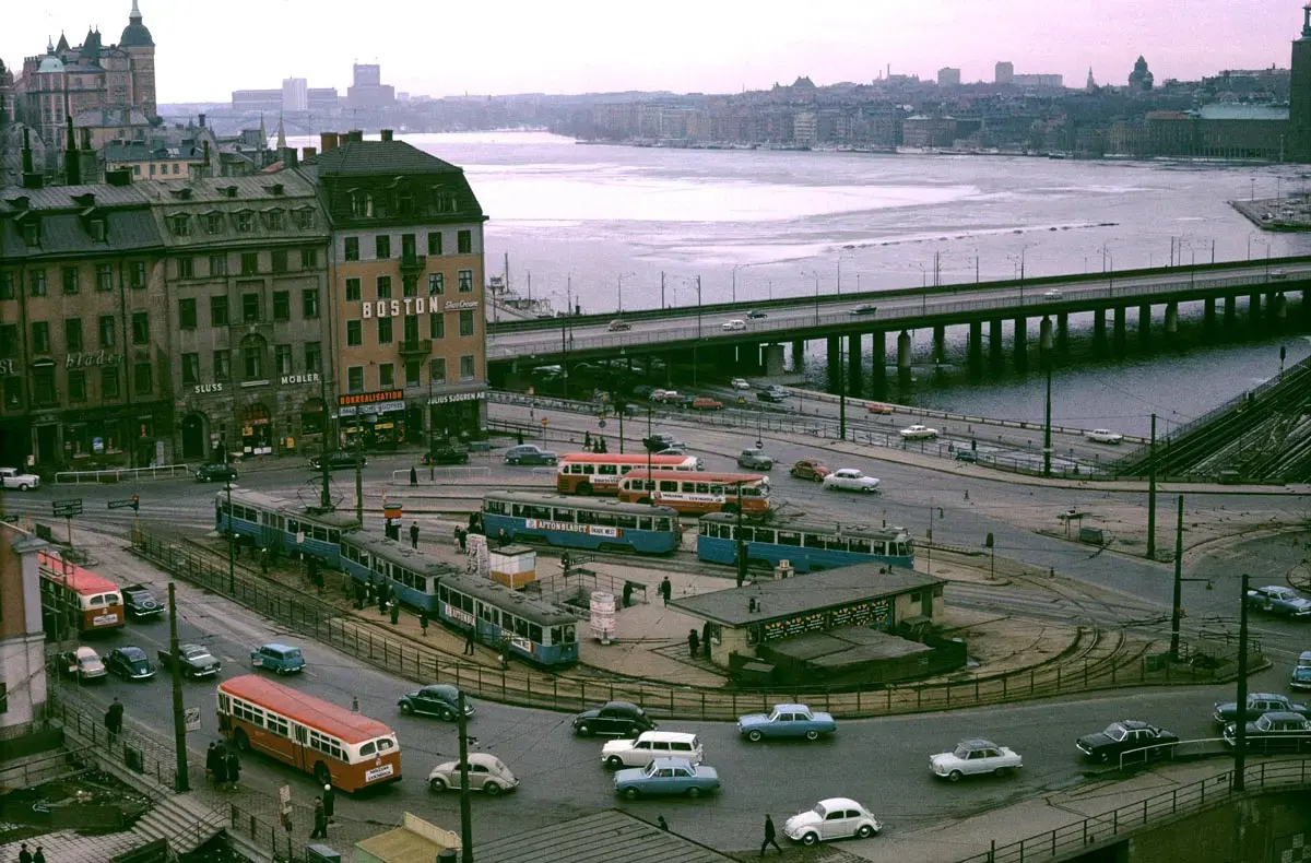 Torget består i stor del av en vändslinga och hållplatser söder och norrut för buss och spårvagn. Spårvagnar och bussar som Capitoler och Metrolpoler duggar tätt. 