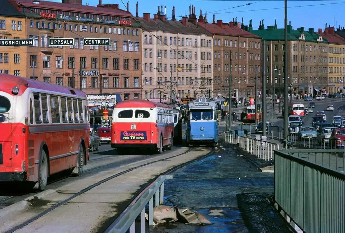 På bilden syns också bussar av typen Capitol (H22) och s.k. höghus (H15)