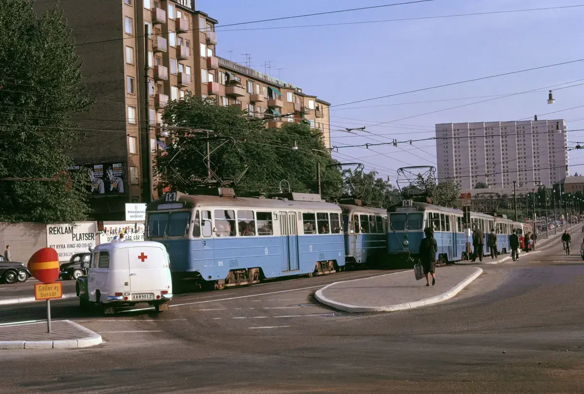 Spårvagnar och en ambulans på Mariebergsgatan