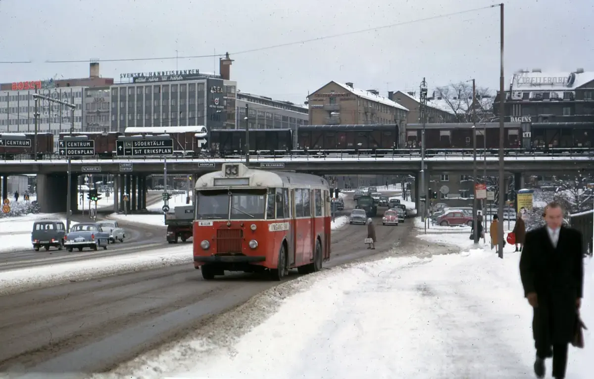 Buss på  linje 33 på Uppsalavägen vid Stallmästargården