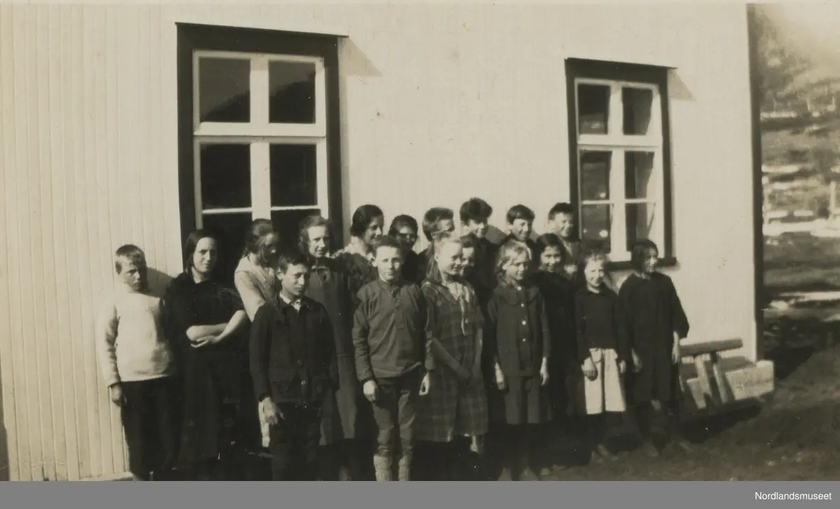 Elever på Underås skole i Steigen. Til venstre står Paul Amandus Hansen (f. 1914) fra Skotsfjord. En annen elev er Pernille Lovise Nilsen (f. 1916) fra Underås.