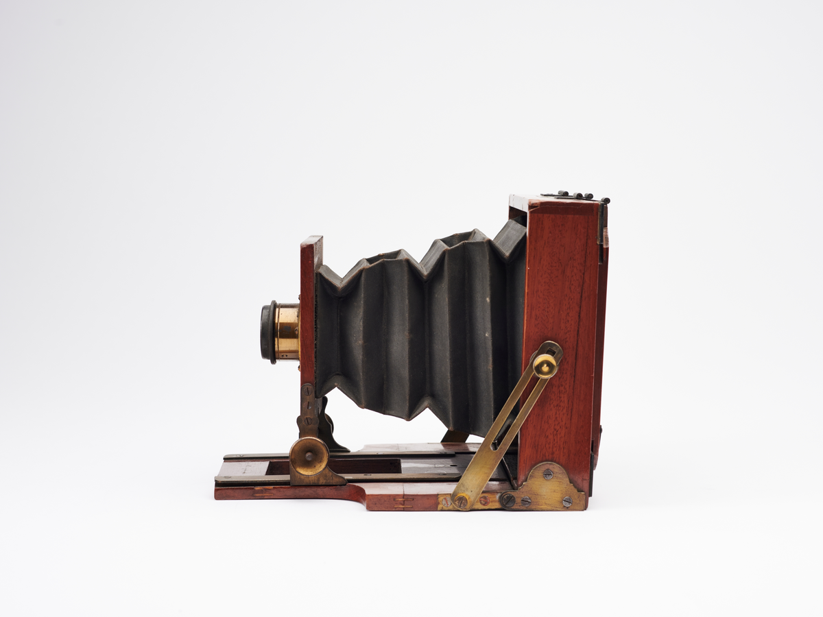 Sammenleggbart trekamera med belg, laget i mahogny. Introdusert ca. 1880, England.