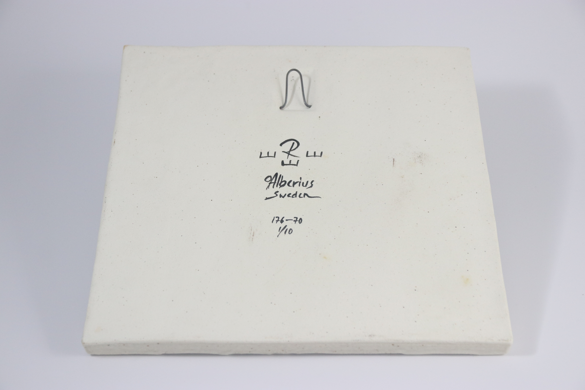 Olle Alberius, väggplatta, kvadratisk med vågigt reliefmönster, kavlat och modellerat stengods i vit glasyr. Rörstrands porslinsfabrik, 1970.