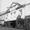 Storgatan 35 i Linköping ingick i den husrad mot gatan som revs för att ge plats för varuhuset Filbyter i början av 1970-talet. Fotoåret 1971 var således tiden för populära Slöjdmagasinet och Iduna snart över på platsen.
